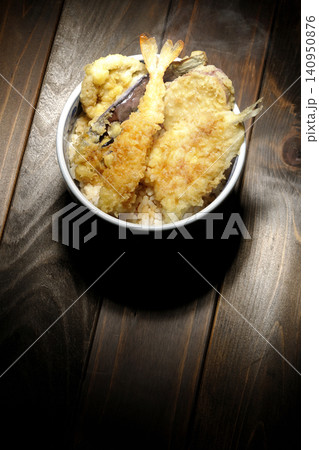 海老、キス、茄子、さつま芋が入っている熱々天丼 140950876