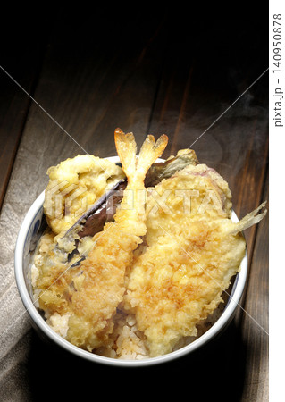 海老、キス、茄子、さつま芋が入っている熱々天丼 140950878