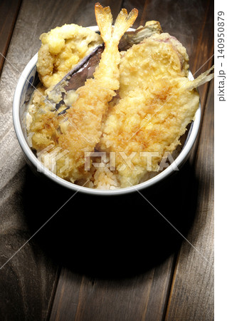 海老、キス、茄子、さつま芋が入っている熱々天丼 海老、キス、茄子、さつま芋が入っている熱々天丼 140950879