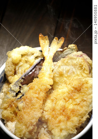 海老、キス、茄子、さつま芋が入っている熱々天丼 海老、キス、茄子、さつま芋が入っている熱々天丼 140950881