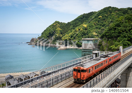 餘部駅からのぞむ海沿いを走る列車 餘部駅からのぞむ海沿いを走る列車 140951504