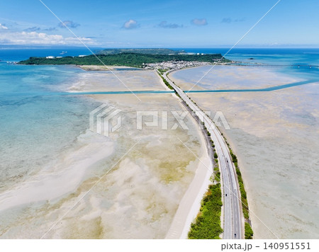 【晴天・絶景】沖縄の海中道路 ドローンによる空撮(爽快な青空とエメラルドグリーンの海) 【晴天・絶景】沖縄の海中道路 ドローンによる空撮(爽快な青空とエメラルドグリーンの海) 140951551