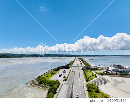 【晴天・絶景】沖縄の海中道路 ドローンによる空撮(爽快な青空とエメラルドグリーンの海) 【晴天・絶景】沖縄の海中道路 ドローンによる空撮(爽快な青空とエメラルドグリーンの海) 140951553