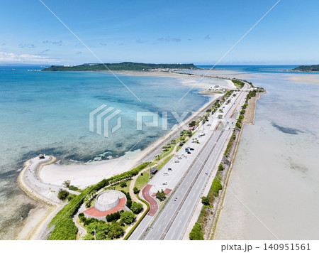 【晴天・絶景】沖縄の海中道路 ドローンによる空撮(爽快な青空とエメラルドグリーンの海) 【晴天・絶景】沖縄の海中道路 ドローンによる空撮(爽快な青空とエメラルドグリーンの海) 140951561