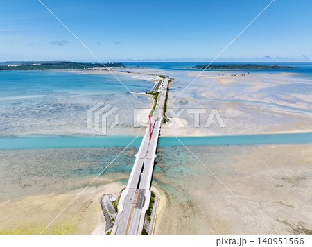 【晴天・絶景】沖縄の海中道路 ドローンによる空撮(爽快な青空とエメラルドグリーンの海) 【晴天・絶景】沖縄の海中道路 ドローンによる空撮(爽快な青空とエメラルドグリーンの海) 140951566