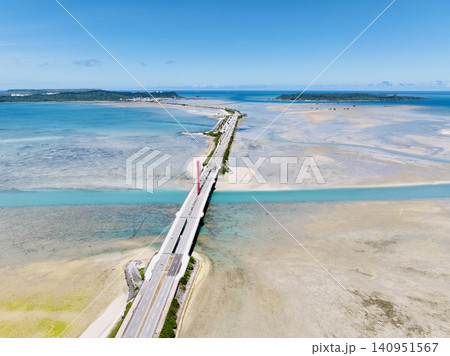 【晴天・絶景】沖縄の海中道路 ドローンによる空撮(爽快な青空とエメラルドグリーンの海) 【晴天・絶景】沖縄の海中道路 ドローンによる空撮(爽快な青空とエメラルドグリーンの海) 140951567