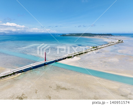 【晴天・絶景】沖縄の海中道路 ドローンによる空撮(爽快な青空とエメラルドグリーンの海) 【晴天・絶景】沖縄の海中道路 ドローンによる空撮(爽快な青空とエメラルドグリーンの海) 140951574