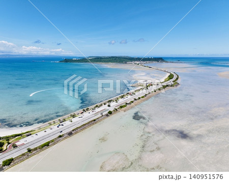 【晴天・絶景】沖縄の海中道路 ドローンによる空撮(爽快な青空とエメラルドグリーンの海) 【晴天・絶景】沖縄の海中道路 ドローンによる空撮(爽快な青空とエメラルドグリーンの海) 140951576