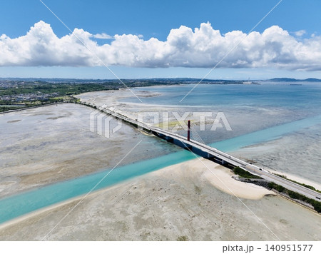 【晴天・絶景】沖縄の海中道路 ドローンによる空撮(爽快な青空とエメラルドグリーンの海) 【晴天・絶景】沖縄の海中道路 ドローンによる空撮(爽快な青空とエメラルドグリーンの海) 140951577
