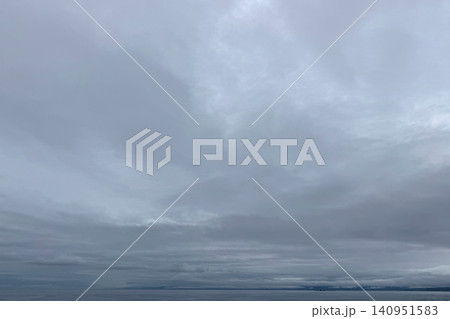 淡い雲に包まれた穏やかな水平線 140951583