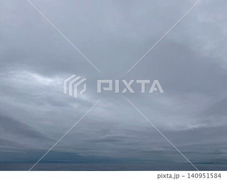 曇り空の下に広がる静かな水平線 曇り空の下に広がる静かな水平線 140951584