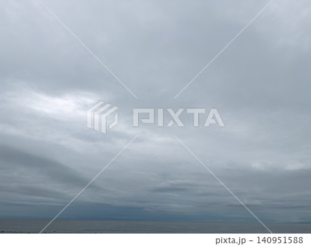 淡い光に包まれた海と曇り空の静かな水平線 淡い光に包まれた海と曇り空の静かな水平線 140951588