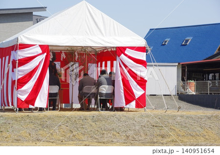 天幕の中での地鎮祭式典の様子 天幕の中での地鎮祭式典の様子 140951654