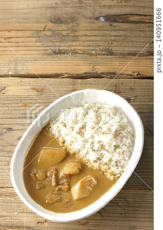 押し麦ご飯とマッサマンカレーを単品撮影 140951666
