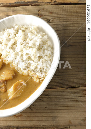 押し麦ご飯とマッサマンカレーを単品撮影 押し麦ご飯とマッサマンカレーを単品撮影 140951671