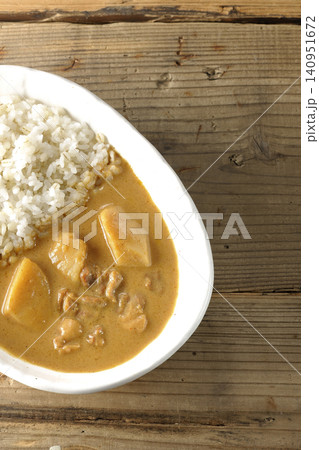 押し麦ご飯とマッサマンカレーを単品撮影 押し麦ご飯とマッサマンカレーを単品撮影 140951672