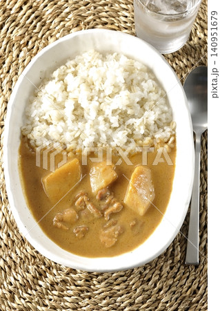 押し麦ご飯とマッサマンカレーを単品撮影 140951679