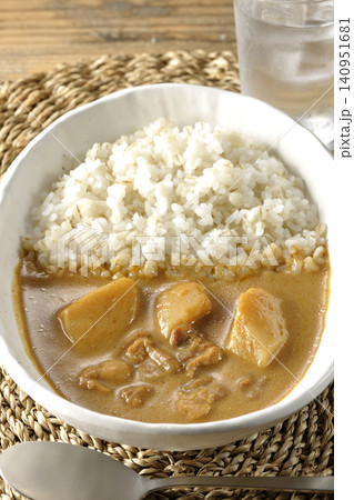押し麦ご飯とマッサマンカレーを単品撮影 押し麦ご飯とマッサマンカレーを単品撮影 140951681