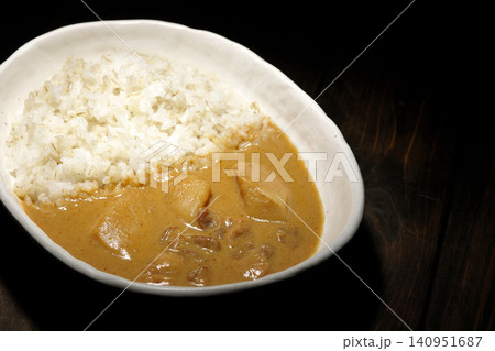 押し麦ご飯とマッサマンカレーを単品撮影 140951687