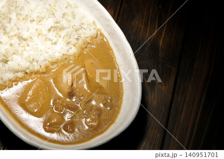 押し麦ご飯とマッサマンカレーを単品撮影 押し麦ご飯とマッサマンカレーを単品撮影 140951701