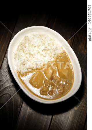 押し麦ご飯とマッサマンカレーを単品撮影 140951702