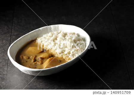 押し麦ご飯とマッサマンカレーを単品撮影 押し麦ご飯とマッサマンカレーを単品撮影 140951709