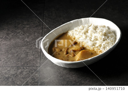 押し麦ご飯とマッサマンカレーを単品撮影 押し麦ご飯とマッサマンカレーを単品撮影 140951710