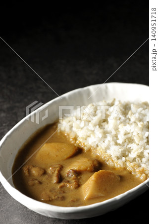 押し麦ご飯とマッサマンカレーを単品撮影 押し麦ご飯とマッサマンカレーを単品撮影 140951718