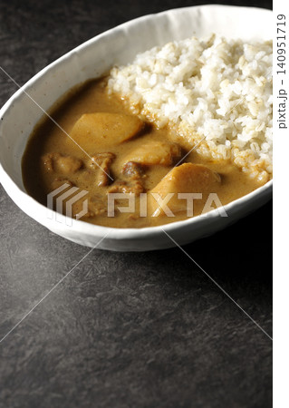 押し麦ご飯とマッサマンカレーを単品撮影 押し麦ご飯とマッサマンカレーを単品撮影 140951719