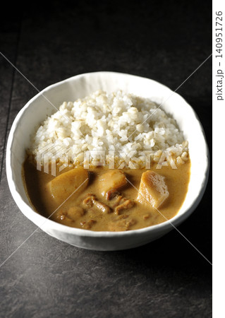 押し麦ご飯とマッサマンカレーを単品撮影 押し麦ご飯とマッサマンカレーを単品撮影 140951726