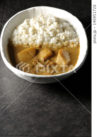 押し麦ご飯とマッサマンカレーを単品撮影 押し麦ご飯とマッサマンカレーを単品撮影 140951728