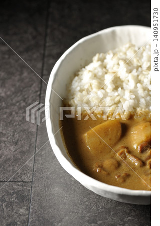 押し麦ご飯とマッサマンカレーを単品撮影 押し麦ご飯とマッサマンカレーを単品撮影 140951730