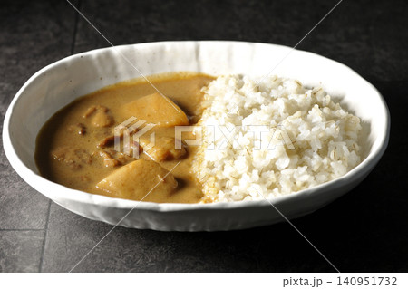 押し麦ご飯とマッサマンカレーを単品撮影 押し麦ご飯とマッサマンカレーを単品撮影 140951732