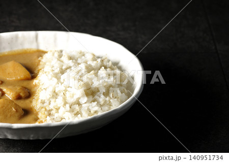 押し麦ご飯とマッサマンカレーを単品撮影 押し麦ご飯とマッサマンカレーを単品撮影 140951734