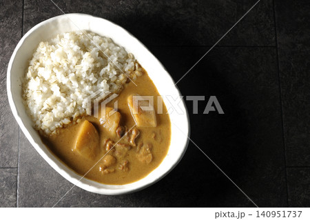 押し麦ご飯とマッサマンカレーを単品撮影 押し麦ご飯とマッサマンカレーを単品撮影 140951737