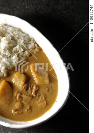 押し麦ご飯とマッサマンカレーを単品撮影 140951744