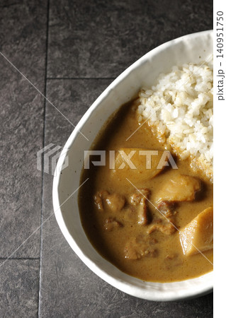 押し麦ご飯とマッサマンカレーを単品撮影 押し麦ご飯とマッサマンカレーを単品撮影 140951750