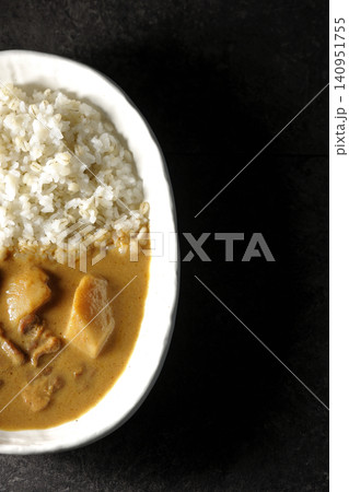 押し麦ご飯とマッサマンカレーを単品撮影 押し麦ご飯とマッサマンカレーを単品撮影 140951755