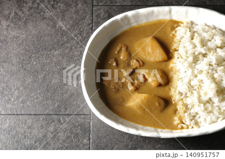 押し麦ご飯とマッサマンカレーを単品撮影 押し麦ご飯とマッサマンカレーを単品撮影 140951757