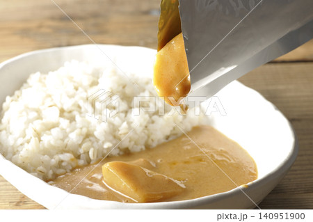 レトルトカレーを注ぐ レトルトカレーを注ぐ 140951900