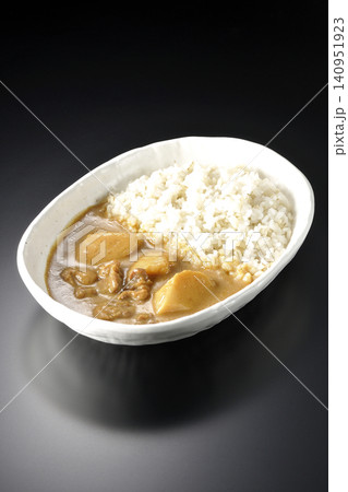 押し麦ご飯とマッサマンカレーを黒背景で単品撮影 140951923