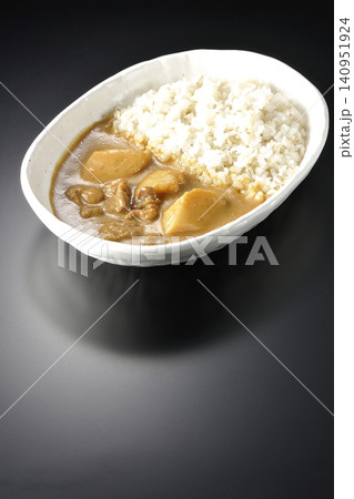 押し麦ご飯とマッサマンカレーを黒背景で単品撮影 押し麦ご飯とマッサマンカレーを黒背景で単品撮影 140951924