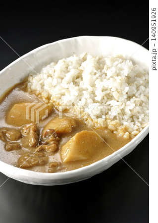 押し麦ご飯とマッサマンカレーを黒背景で単品撮影 押し麦ご飯とマッサマンカレーを黒背景で単品撮影 140951926
