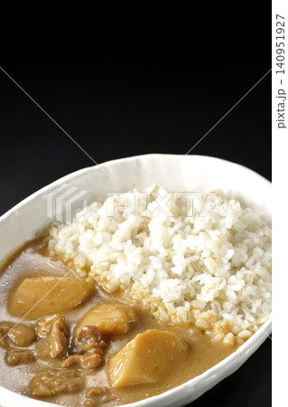 押し麦ご飯とマッサマンカレーを黒背景で単品撮影 押し麦ご飯とマッサマンカレーを黒背景で単品撮影 140951927