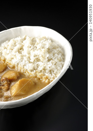 押し麦ご飯とマッサマンカレーを黒背景で単品撮影 押し麦ご飯とマッサマンカレーを黒背景で単品撮影 140951930