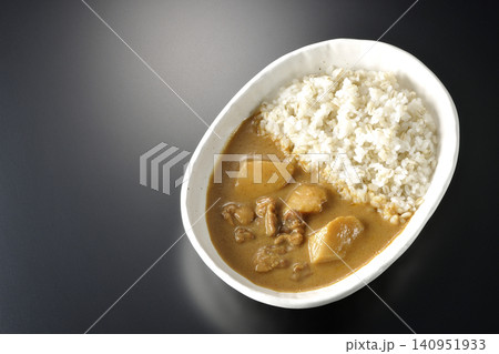 押し麦ご飯とマッサマンカレーを黒背景で単品撮影 押し麦ご飯とマッサマンカレーを黒背景で単品撮影 140951933