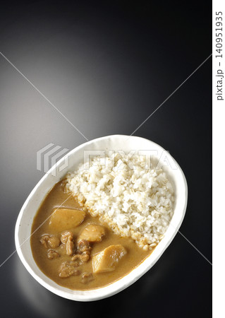 押し麦ご飯とマッサマンカレーを黒背景で単品撮影 押し麦ご飯とマッサマンカレーを黒背景で単品撮影 140951935