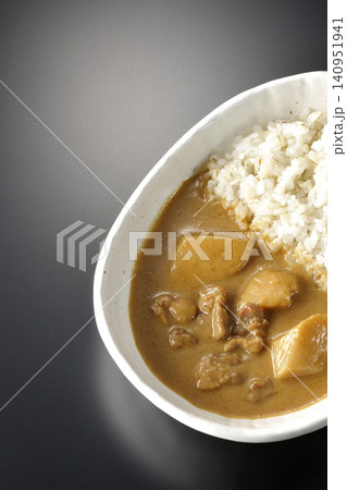 押し麦ご飯とマッサマンカレーを黒背景で単品撮影 押し麦ご飯とマッサマンカレーを黒背景で単品撮影 140951941