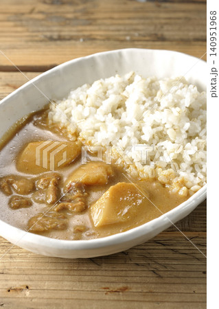 押し麦ご飯とマッサマンカレーを単品撮影 140951968