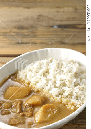 押し麦ご飯とマッサマンカレーを単品撮影 押し麦ご飯とマッサマンカレーを単品撮影 140951969